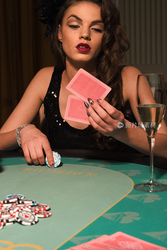 在赌场看牌的女人