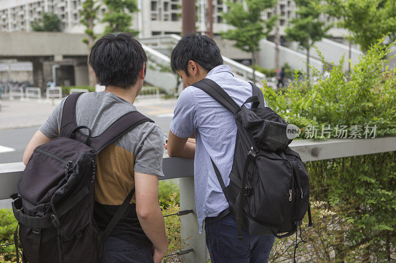 在日本京都，年轻的日本学生在用智能手机上网
