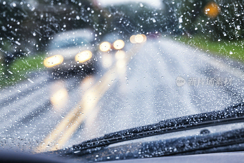 在暴雨期间，高速公路司机POV穿过雨滴汽车的挡风玻璃