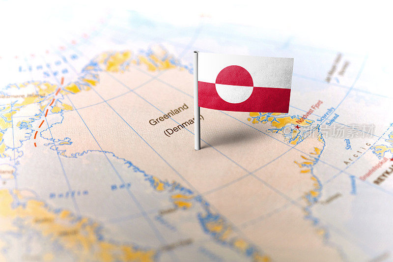 格陵兰岛用旗帜钉在地图上