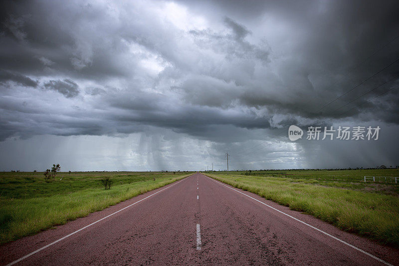 雨季沙漠公路，澳大利亚内陆