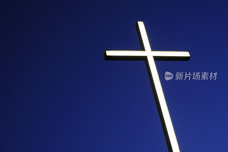 蓝色夜空上的基督十字架