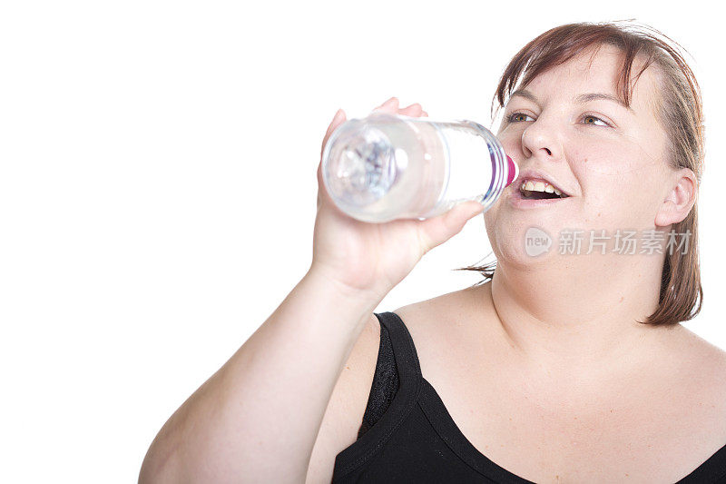 超重妇女喝水