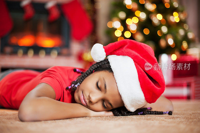 女孩在等圣诞老人的时候睡着了。