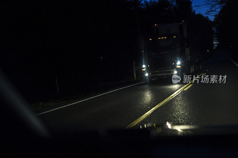 乡村公路夜间时间接近拖车卡车