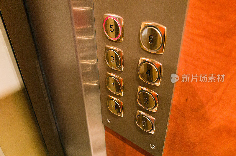 带有按钮的电梯或电梯控制面板