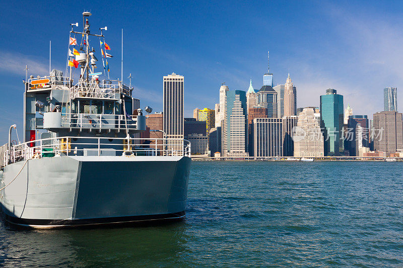 军舰和纽约天际线和世贸中心。