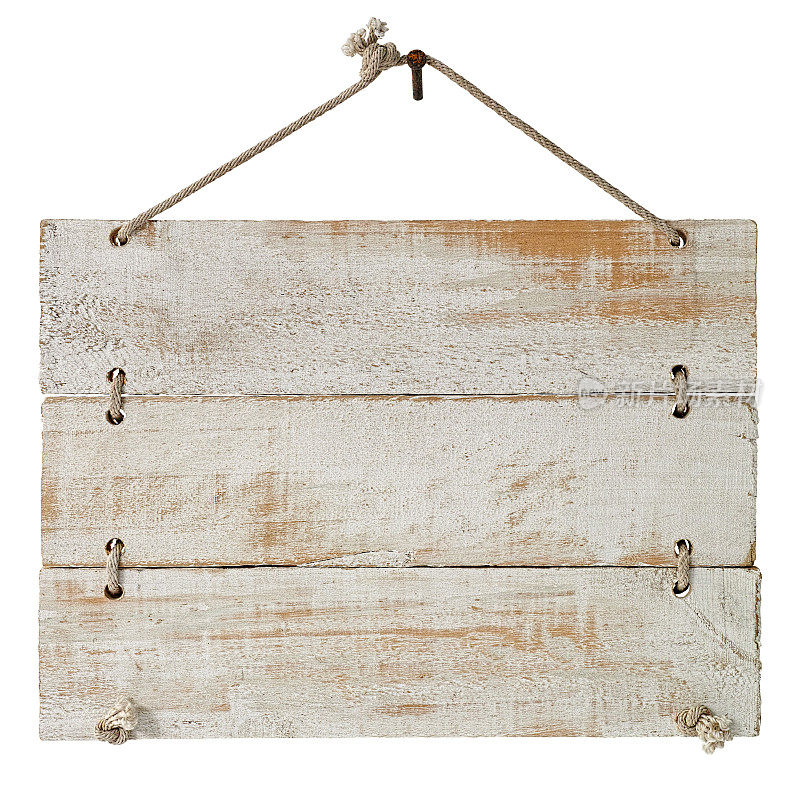 三张白色风化的木板挂在旧钉子上。