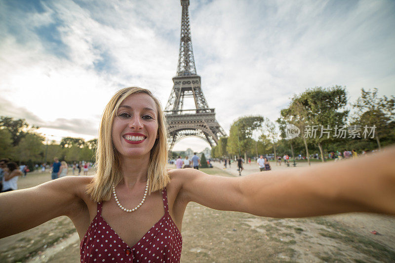 一个巴黎女孩在埃菲尔铁塔自拍
