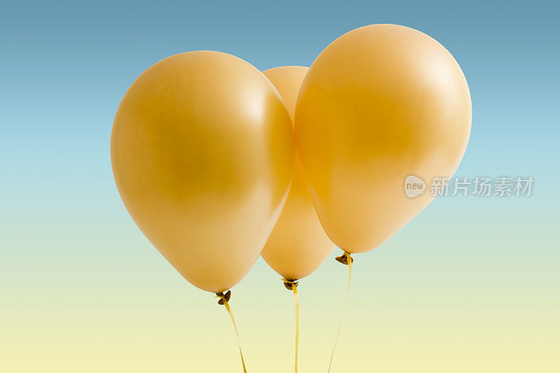 三个漂浮的气球