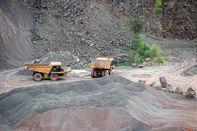 两辆自卸卡车在采石场。采矿行业。