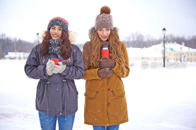 女性朋友在外面享受下雪天