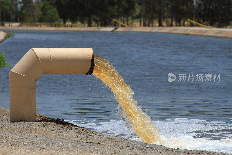 从水管流出脏水