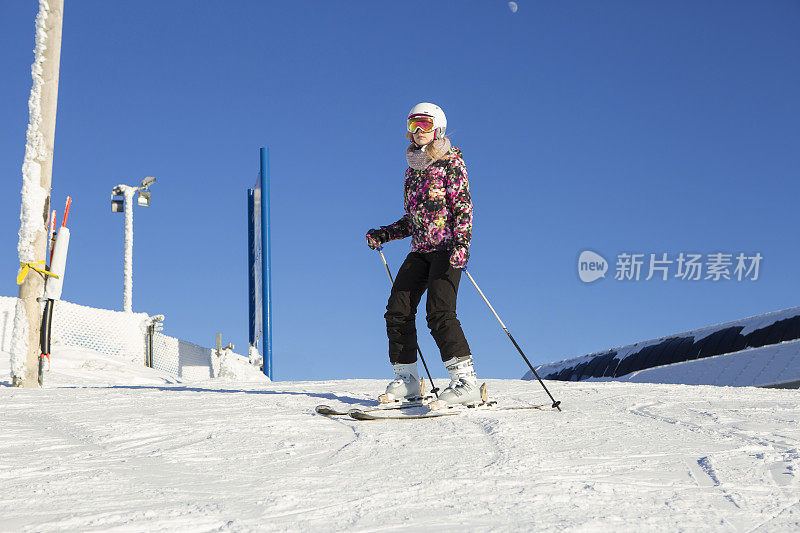 在拉普兰滑雪的女子