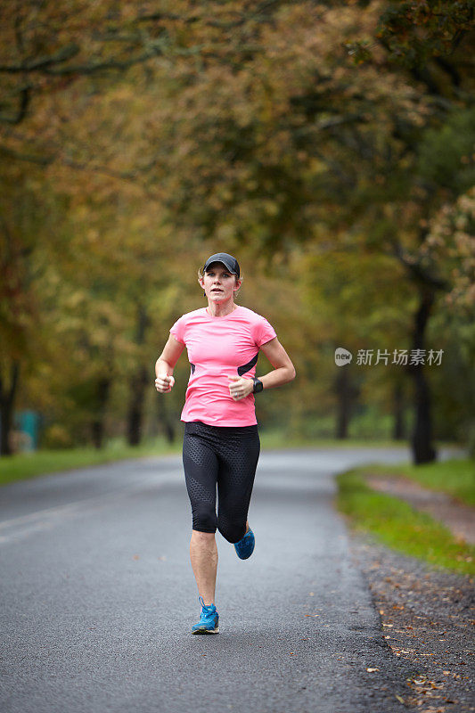 专注于刻苦训练的优秀女性跑步运动员