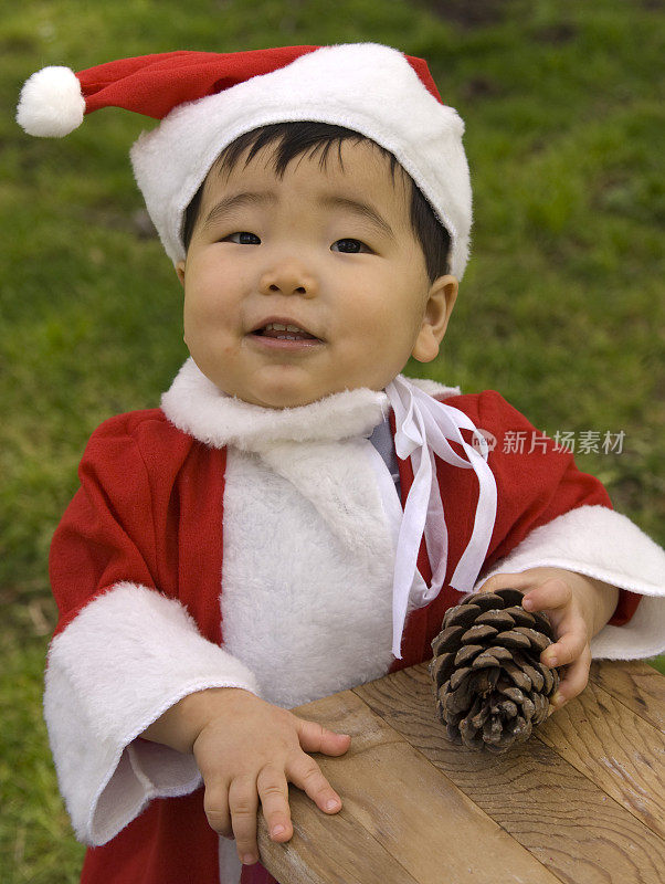 亚洲学步男孩，孩子圣诞老人，圣诞冬季服装