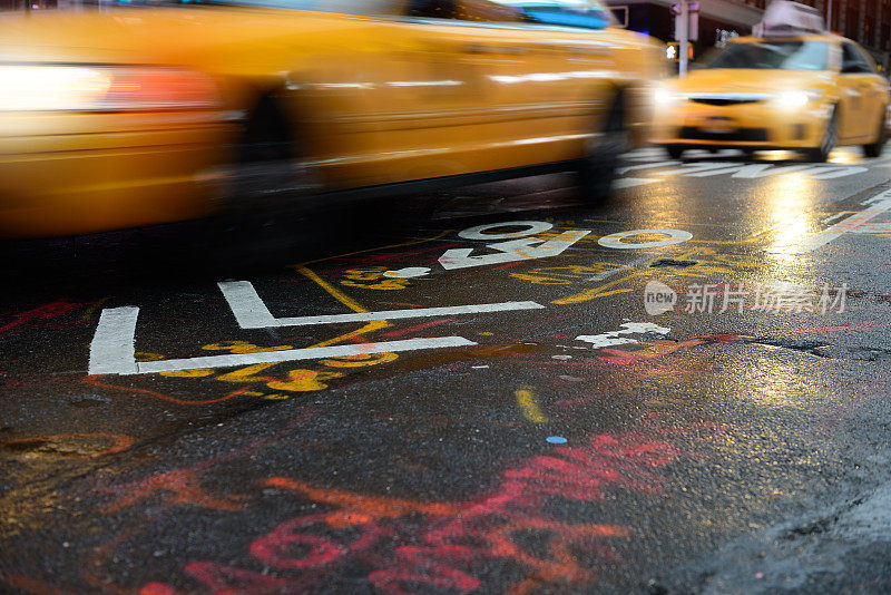 纽约市街道上的黄色出租车