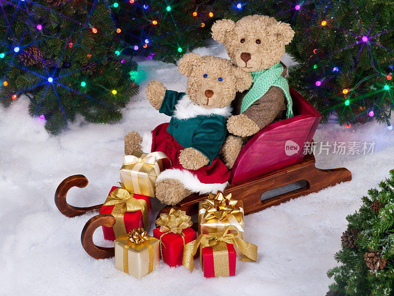 雪橇上的泰迪熊和圣诞礼物