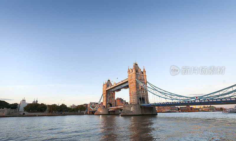 夕阳下的伦敦塔桥
