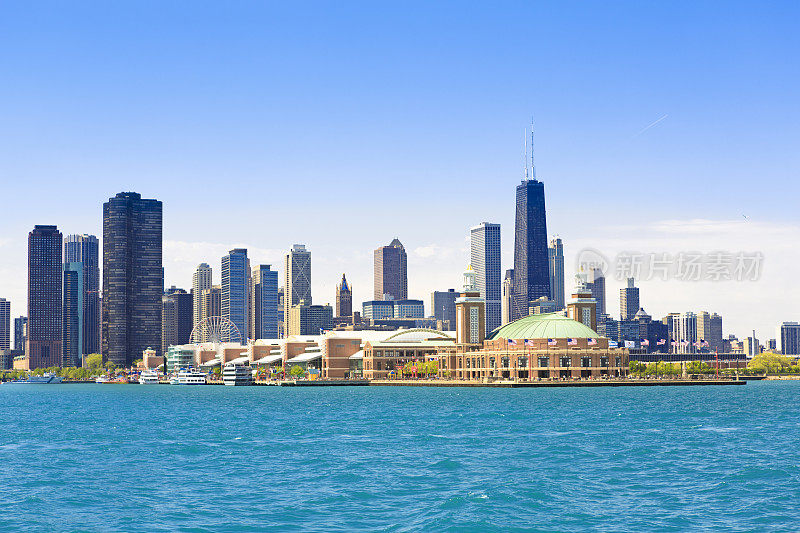 芝加哥天际线和海军码头