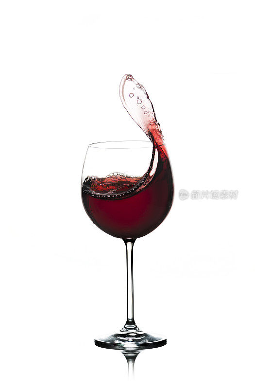 红酒在玻璃杯中溅起