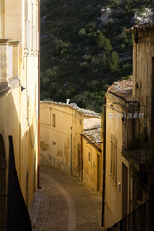 意大利，狭长的老西西里小巷，有着柔和的黄色墙壁