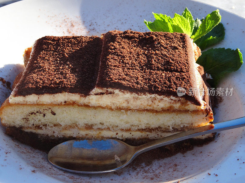 提拉米苏分层咖啡海绵蛋糕和巧克力粉