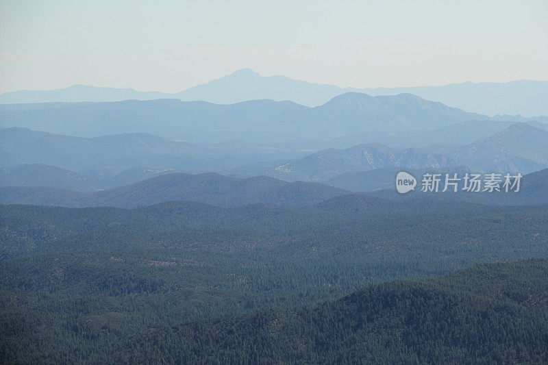 山脉环绕亚利桑那科科尼诺森林