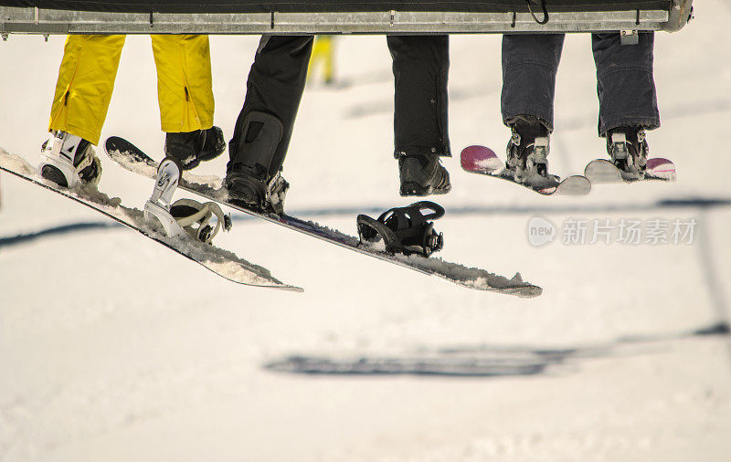 在滑雪胜地乘坐缆车