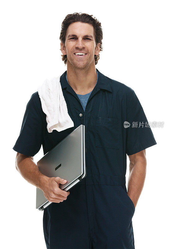 微笑的机械师拿着笔记本电脑