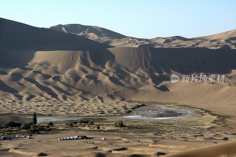 内蒙古巴丹吉林沙漠盐湖