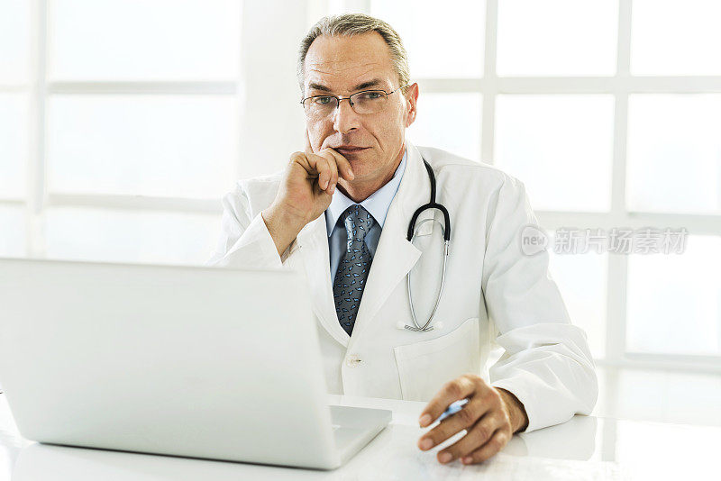 医生使用计算机。
