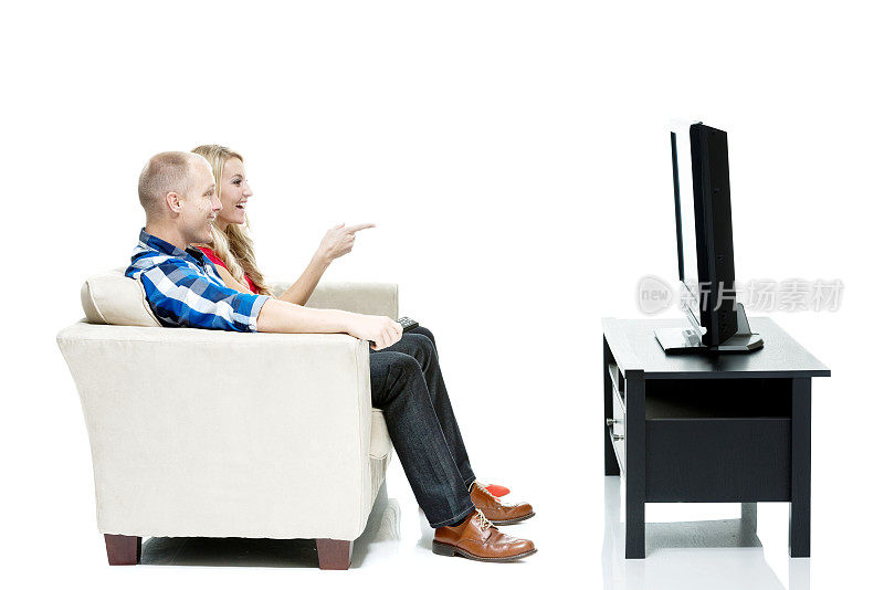 快乐的年轻夫妇看电视