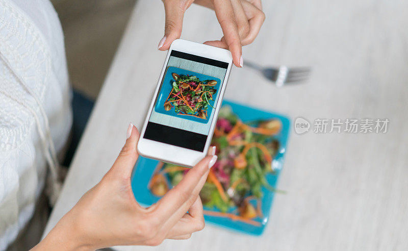 顾客在手机上使用美食应用程序