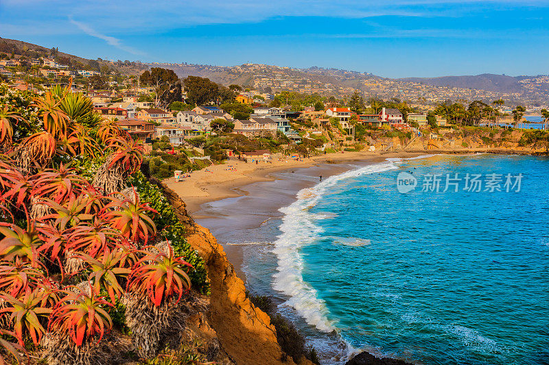 拉古纳海滩海岸线，海滩房子和悬崖，加州