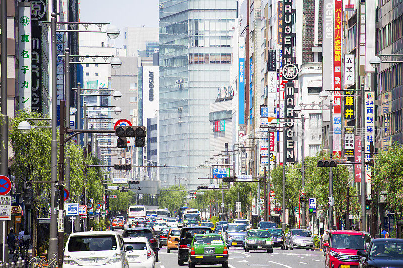 日本东京新桥繁忙的购物街