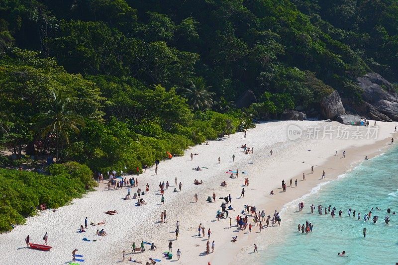 鸟瞰拥挤的阳光日在科西米兰海滩，泰国