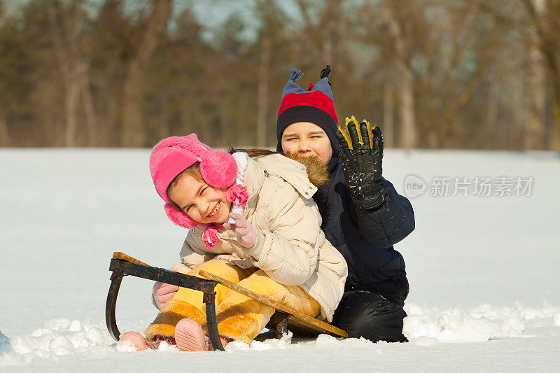 小孩子在雪里玩