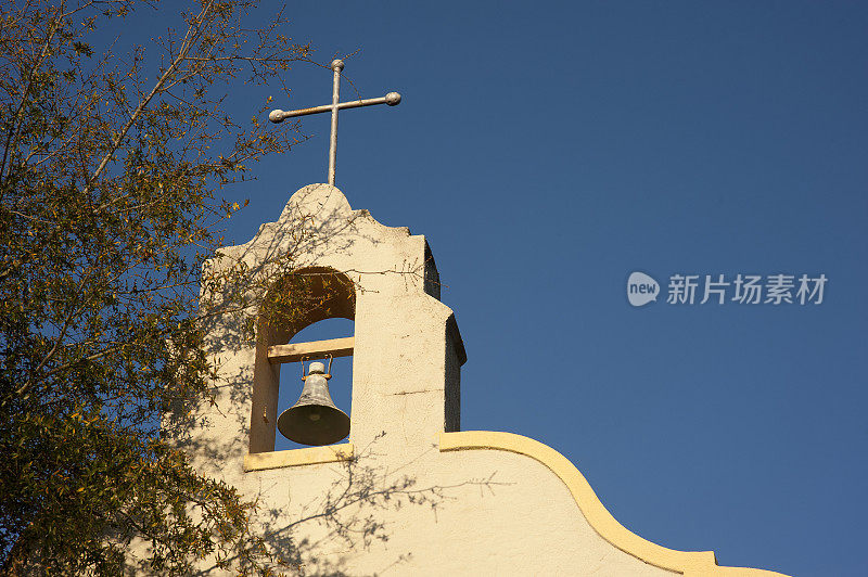 教堂尖塔，钟和十字架