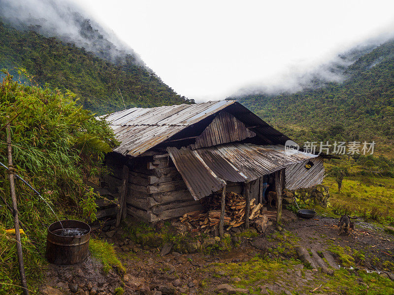 秘鲁安第斯山脉的小木屋