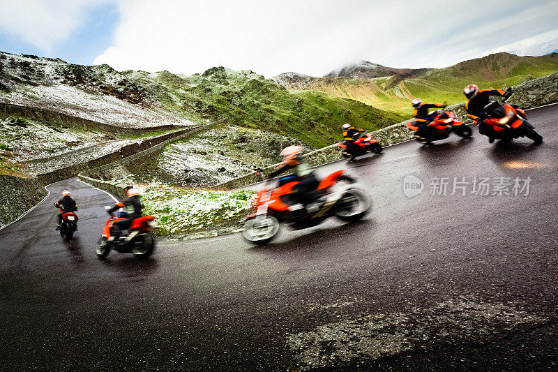摩托车在山路上行驶，连续拍摄