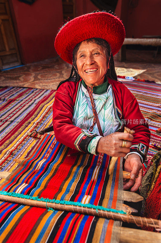 一名秘鲁妇女在钦切罗的圣谷织布
