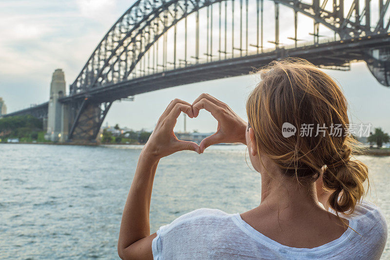 年轻女子热爱澳大利亚的悉尼