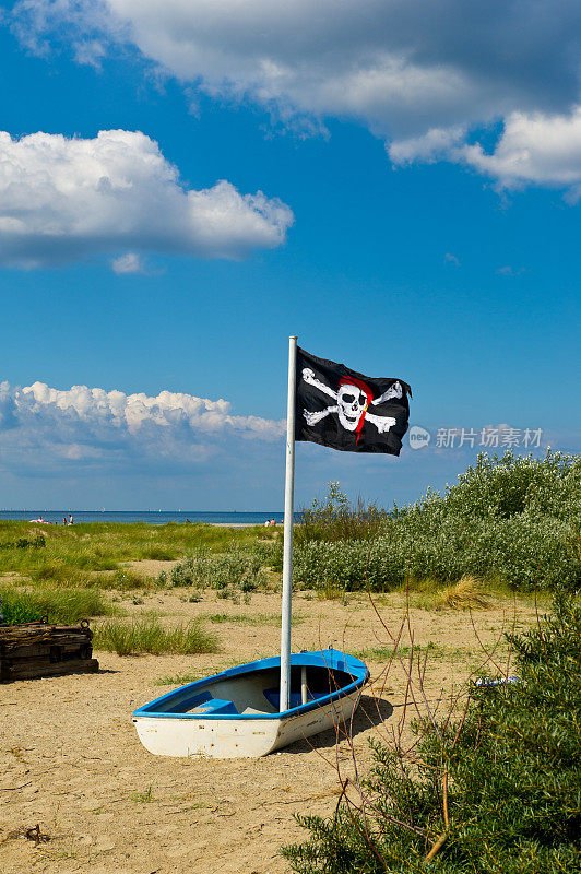 儿童海盗船与旗帜