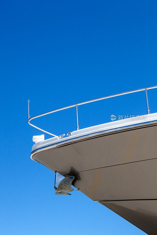 豪华游艇的船头和锚对着清澈的蓝天
