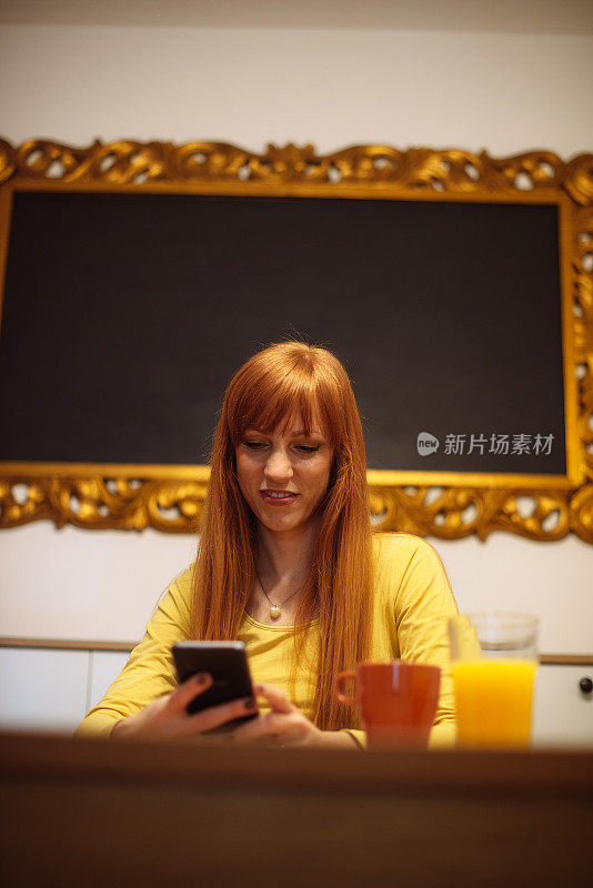 红发美女用智能手机交流