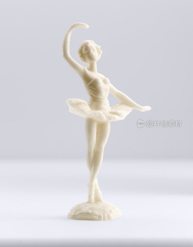 白色芭蕾舞演员小雕像