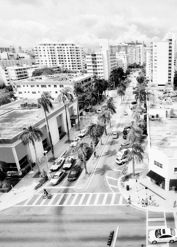 十字路口,迈阿密海滩。鸟瞰图。黑色和白色