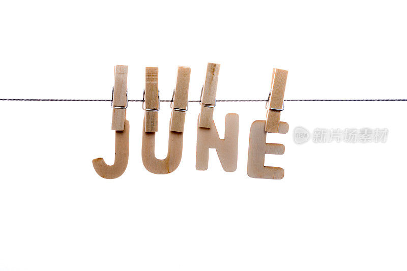 晒衣绳上木制的字母“六月”