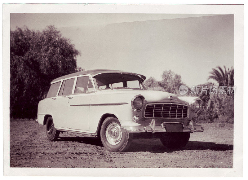 一张旧汽车的黑白照片